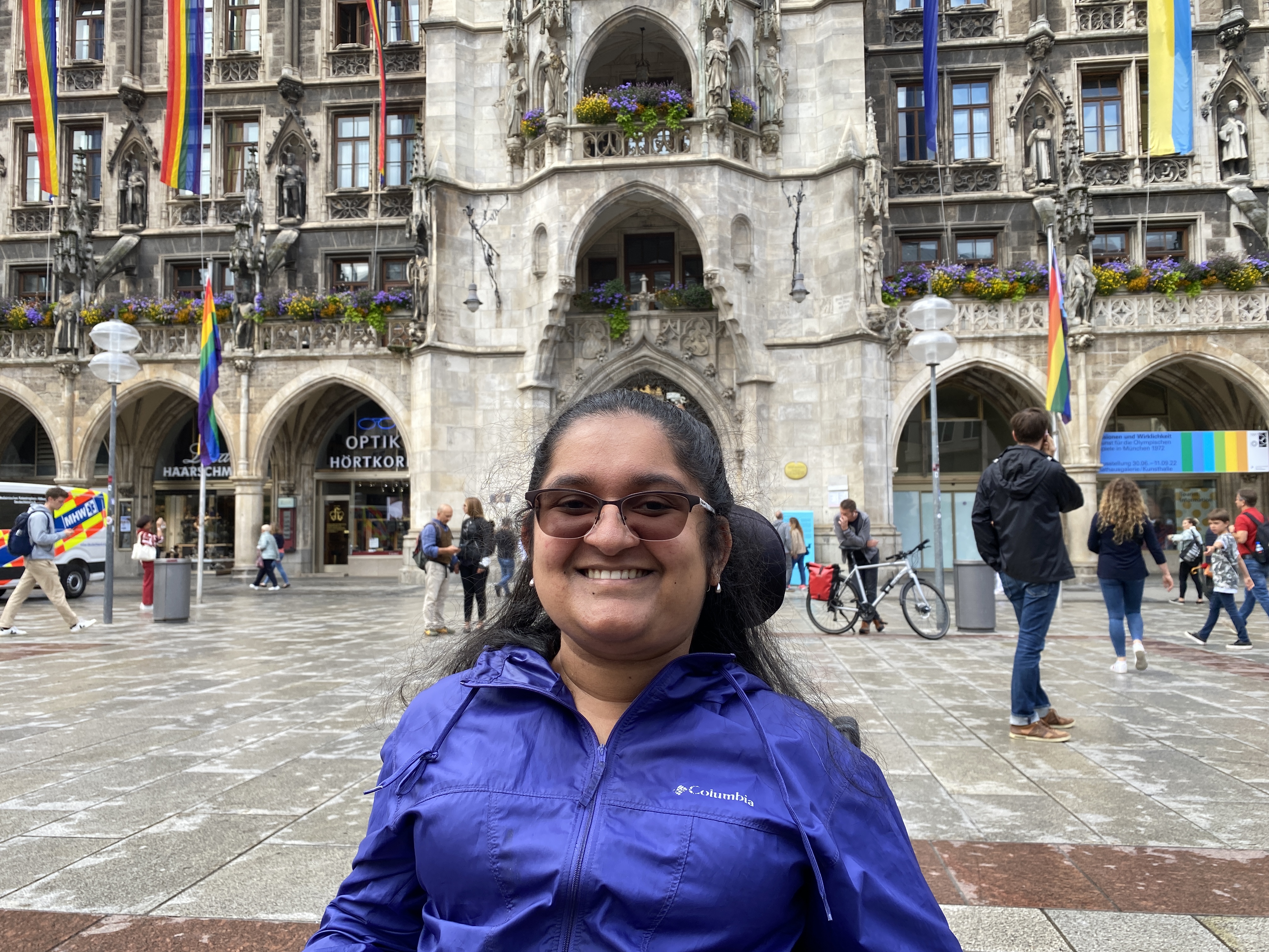 Vyoma in front of the Rathaus-Glockenspiel in Munich
